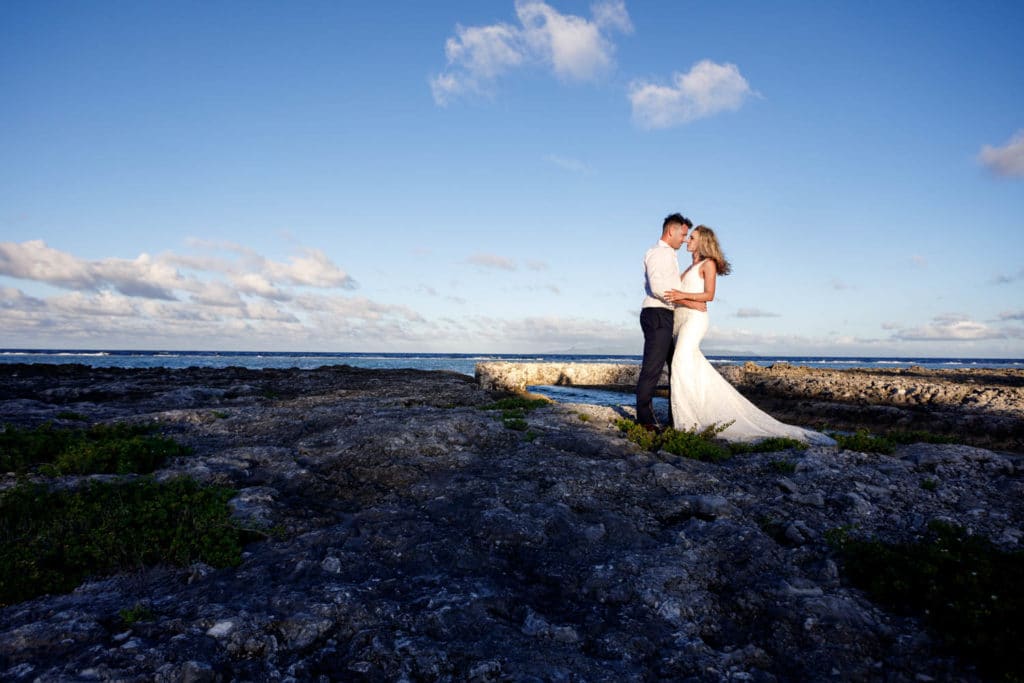 jeunes mariés posant près de l'océan