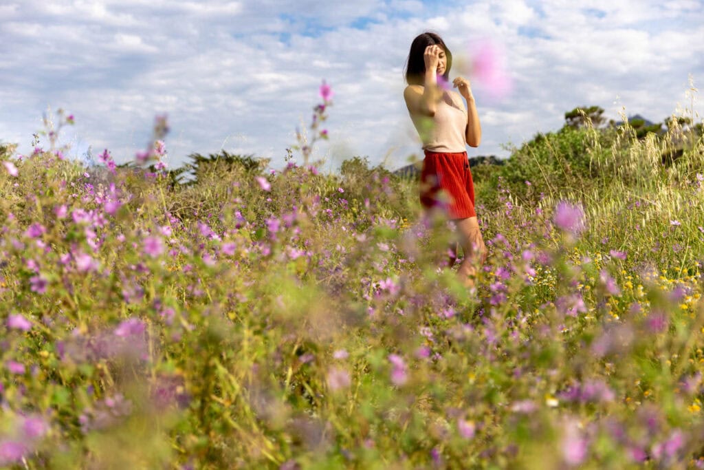 Chloé posant dans le décors naturel entre le Racou et Collioure