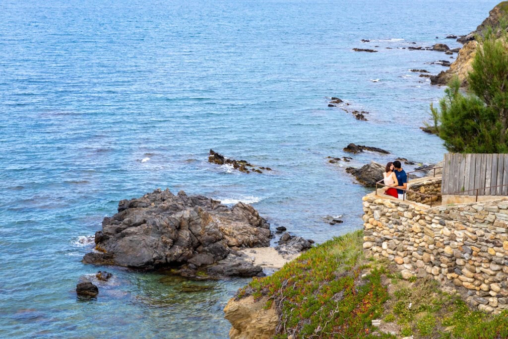 Chloé et Valentin partageant un moment de tendresse entre le Racou et Collioure