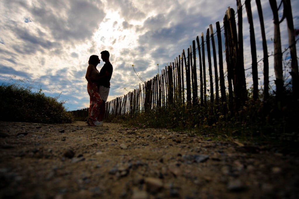 Chloé et Valentin en contre jour entre le Racou et Collioure