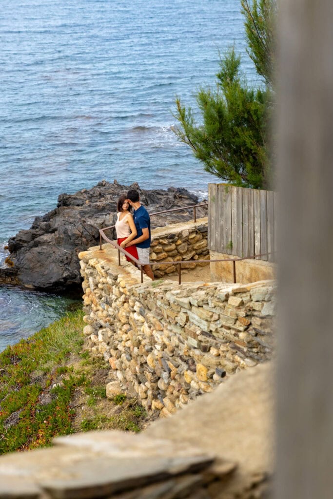 Chloé et Valentin partageant un moment de tendresse entre le Racou et Collioure