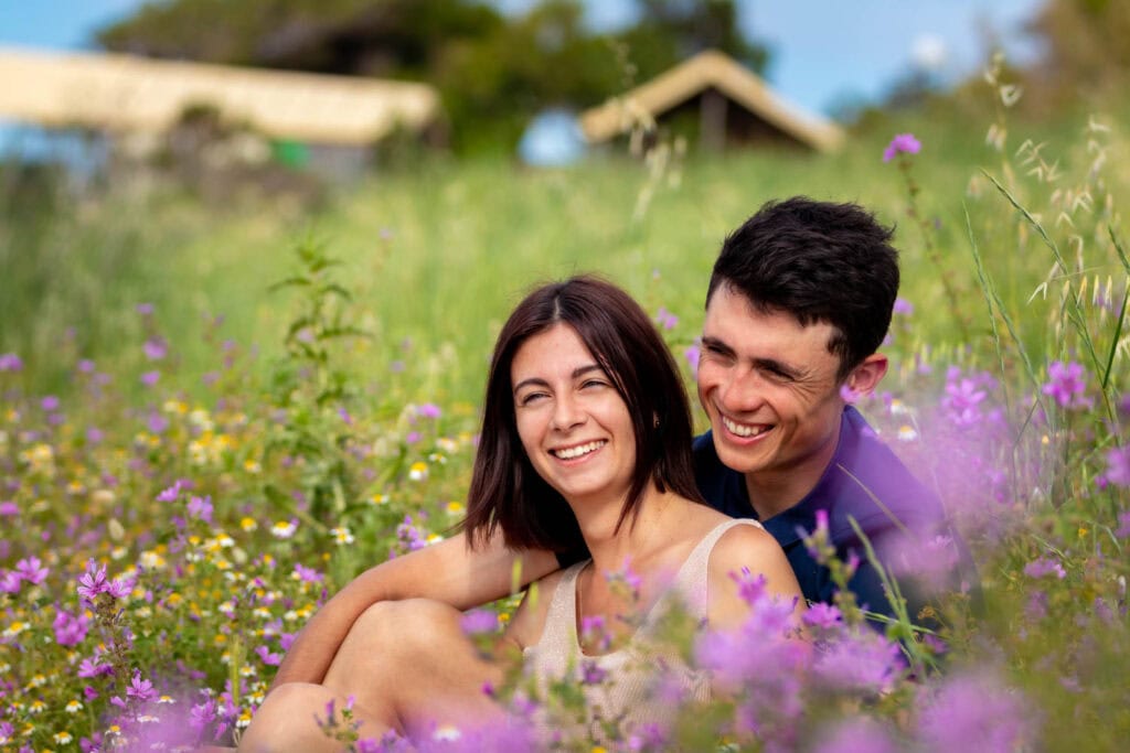 Chloé et Valentin riant ensemble dans un décors naturel entre le Racou et Collioure