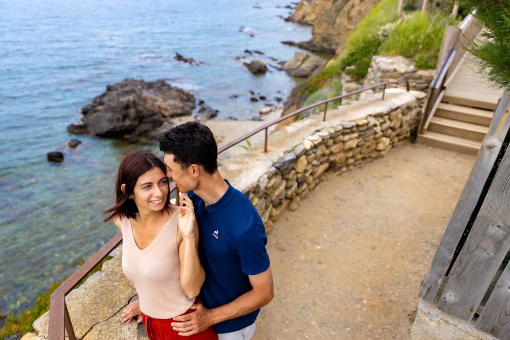 Chloé et Valentin partageant un moment de tendresse entre le Racou et Collioure