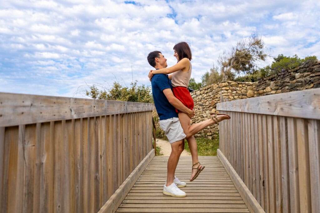 Chloé et Valentin partageant un moment de tendresse entre le Racou et Collioure