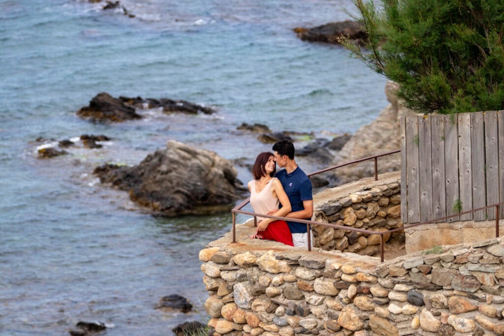 Chloé et Valentin partageant un moment de tendresse entre le Racou et Collioure