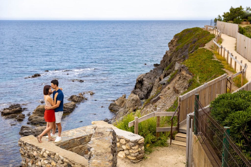 Chloé et Valentin partageant un moment de tendresse entre le Racou et Collioure