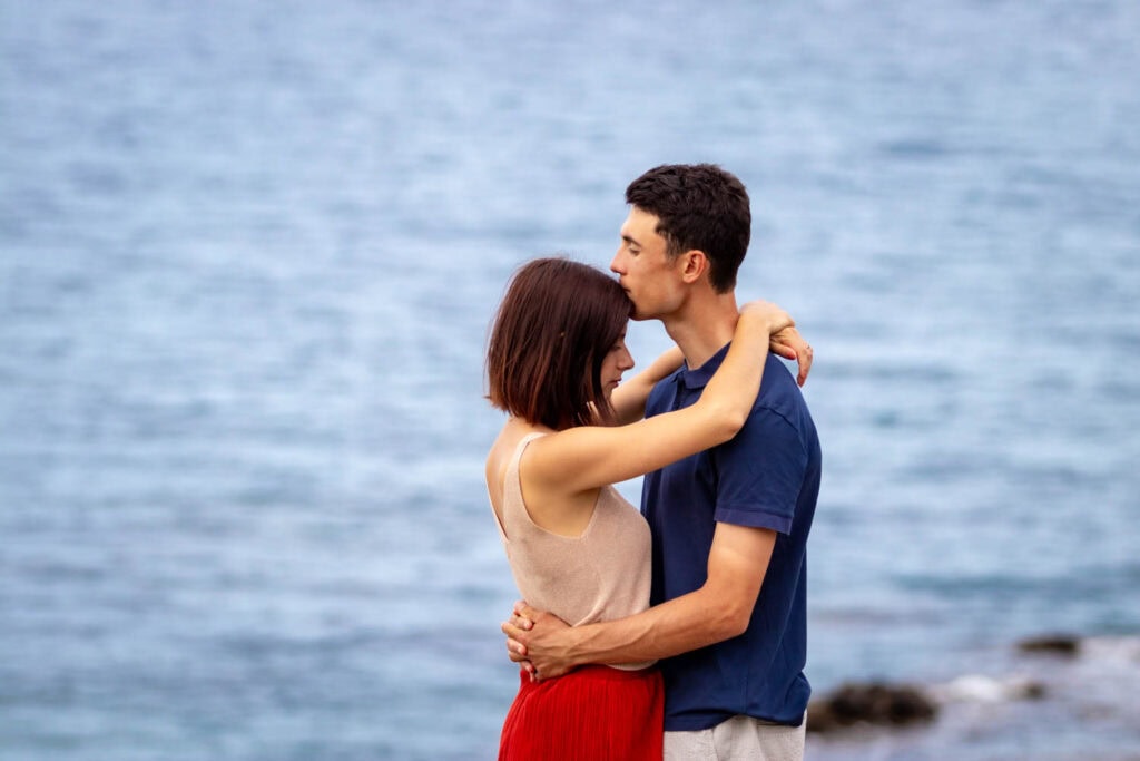 Chloé et Valentin partageant un moment de tendresse entre le Racou et Collioure