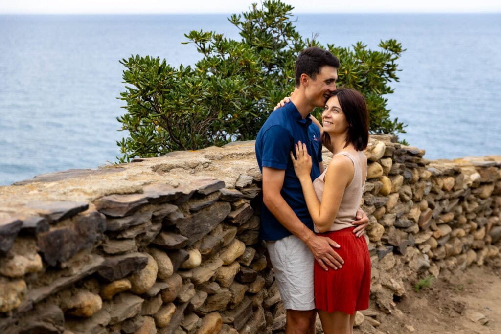 Chloé et Valentin partageant un moment de tendresse entre le Racou et Collioure