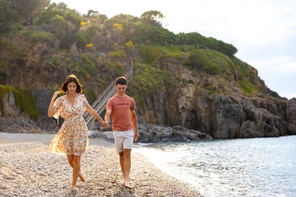 Chloé et Valentin marchant main dans la main à la plage de l'Ouille, avant d'arriver à Collioure