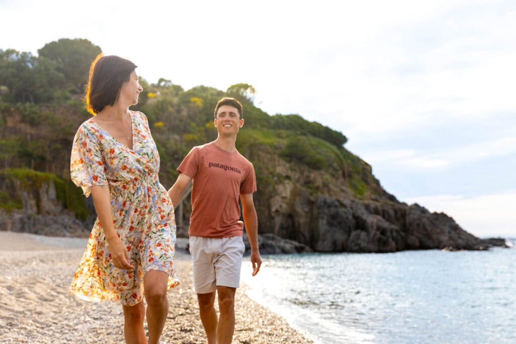 Chloé et Valentin main dans la main à la plage de l'Ouille, avant d'arriver à Collioure