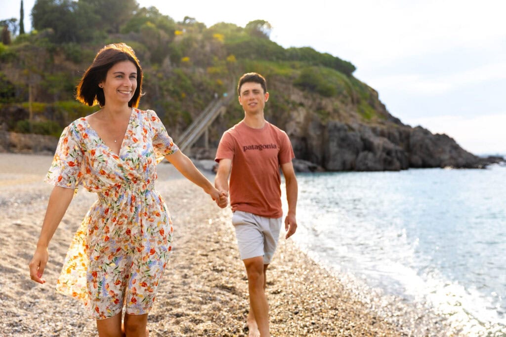 Chloé et Valentin main dans la main à la plage de l'Ouille, avant d'arriver à Collioure