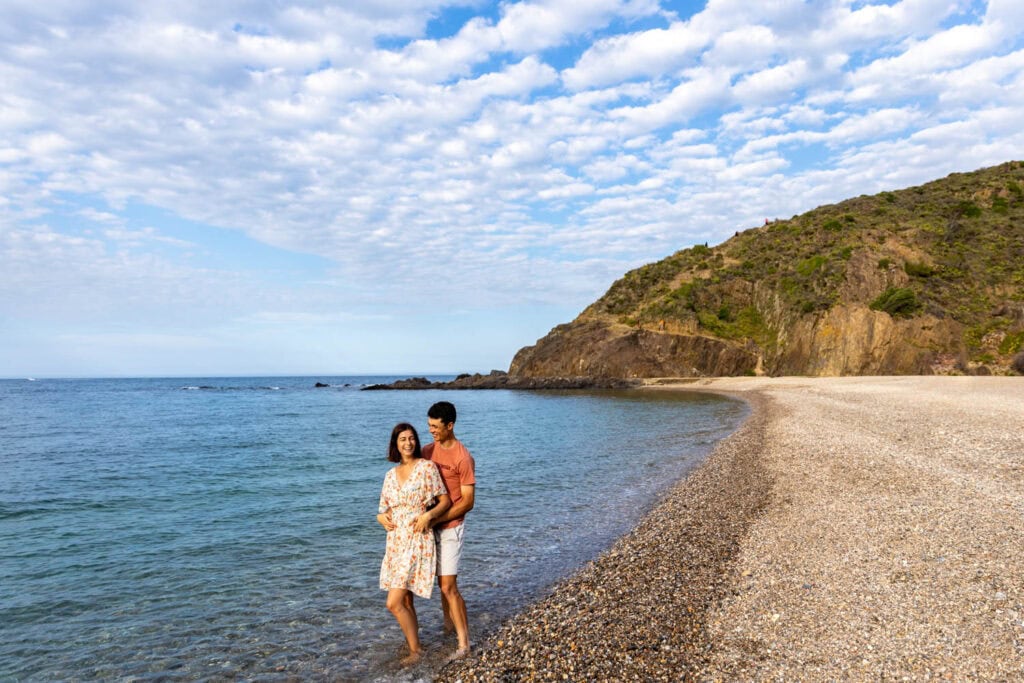 Chloé et Valentin riant ensemble à la plage de l'Ouille, avant d'arriver à Collioure