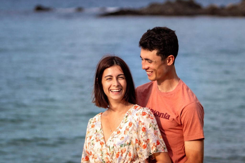 Chloé et Valentin riant ensemble à la plage de l'Ouille, avant d'arriver à Collioure