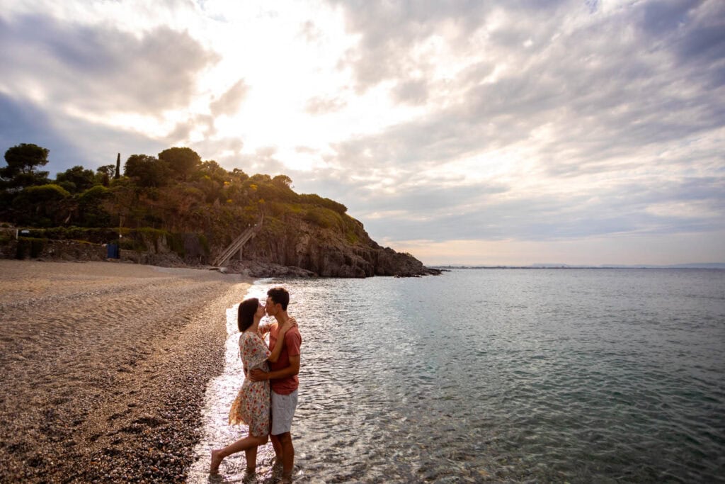 Chloé et Valentin posant en contre jour à la plage de l'Ouille, avant d'arriver à Collioure