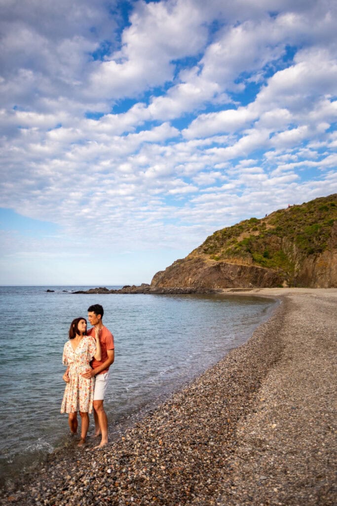 Chloé et Valentin partageant un moment de tendresse à la plage de l'Ouille, avant d'arriver à Collioure