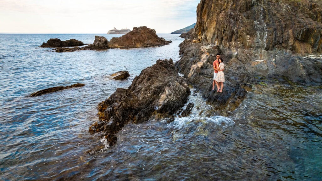 Chloé et Valentin posant pour le drône sur des rochers à la plage de l'Ouille, avant d'arriver à Collioure