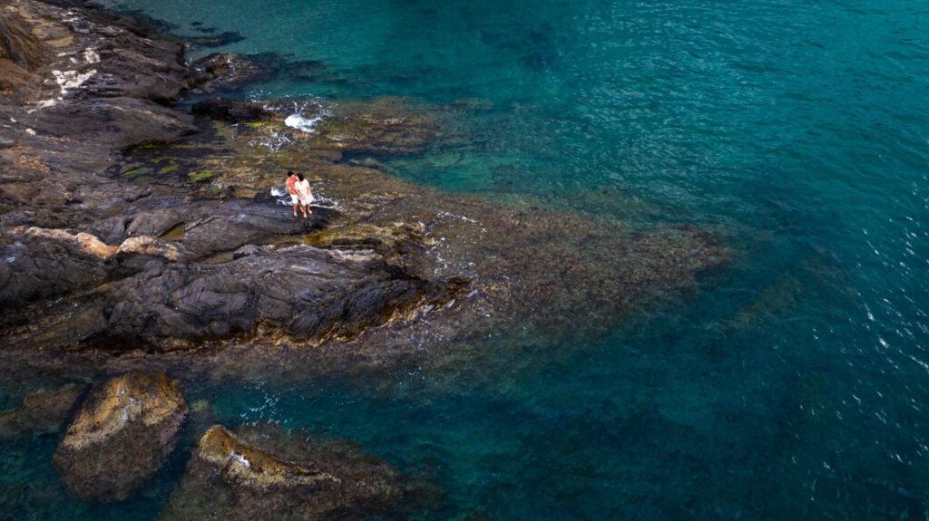 Chloé et Valentin posant pour le drône sur des rochers à la plage de l'Ouille, avant d'arriver à Collioure