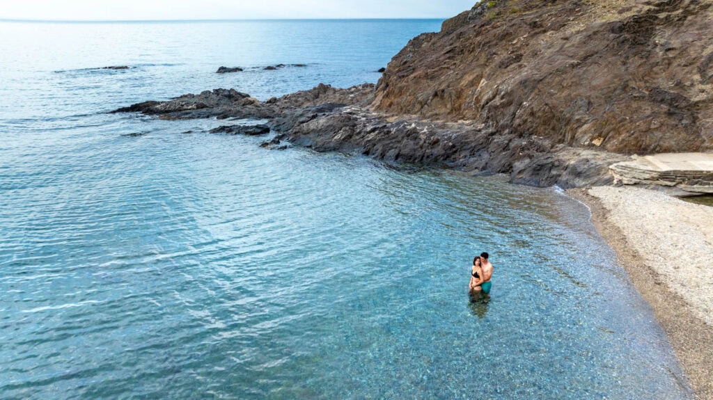 photo de drône de Chloé et Valentin partageant un moment intime dans l'eau à la plage de l'Ouille