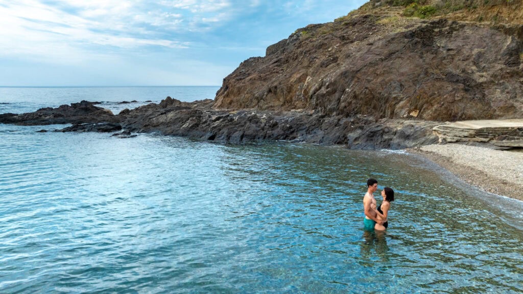 photo de drône de Chloé et Valentin partageant un moment intime dans l'eau à la plage de l'Ouille