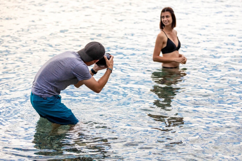 Damien Gobron en train de photographier Chloé dans l'eau