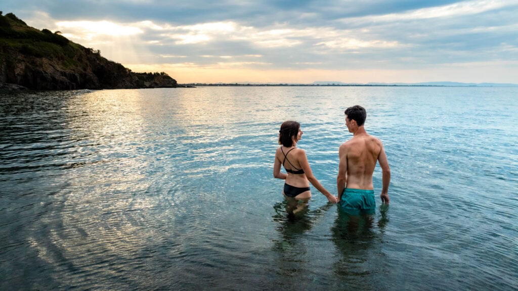 photo de drône de Chloé et Valentin partageant un moment intime dans l'eau à la plage de l'Ouille