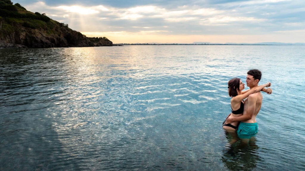 photo de drône de Chloé et Valentin partageant un moment intime dans l'eau à la plage de l'Ouille