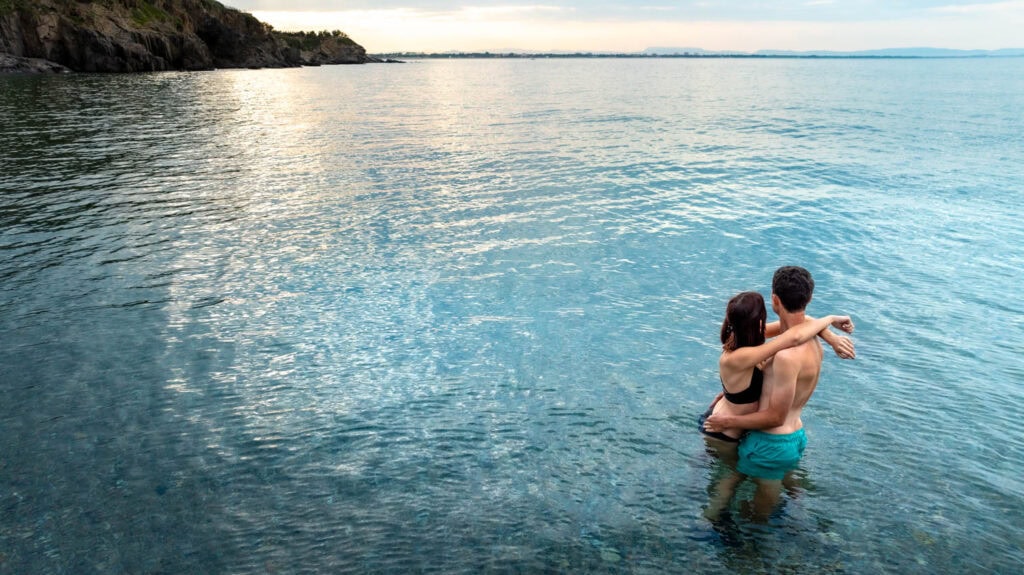 photo de drône de Chloé et Valentin partageant un moment intime dans l'eau à la plage de l'Ouille