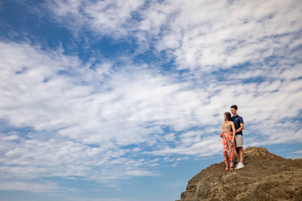 Chloé et Valentin partageant un moment de tendresse entre le Racou et Collioure