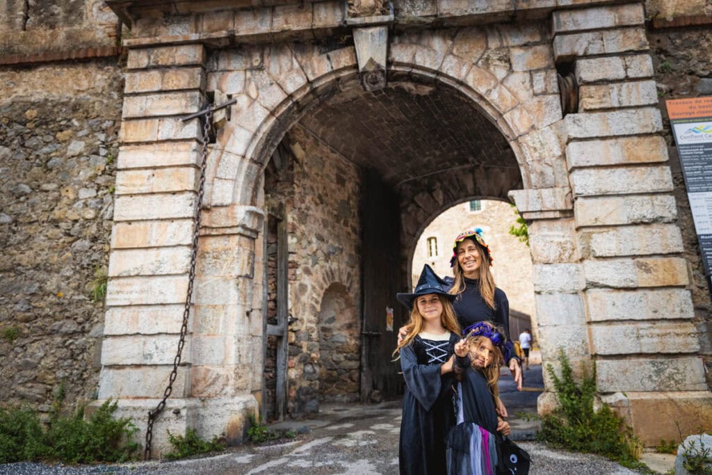 des sorcières devant la porte d'entrée de la ville de Villefranche-de-Conflent 