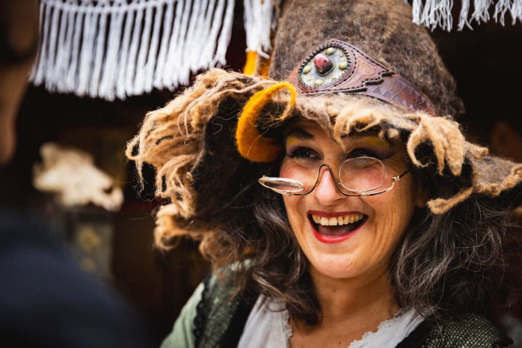 portrait de la sorcière la vieille Rachel à la fête des sorcières de Villefranche-de-Conflent