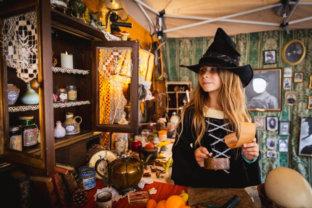 le stand de la sorcière vieille rachel à Villefranche-de-Conflent le jour de la fête des sorcières