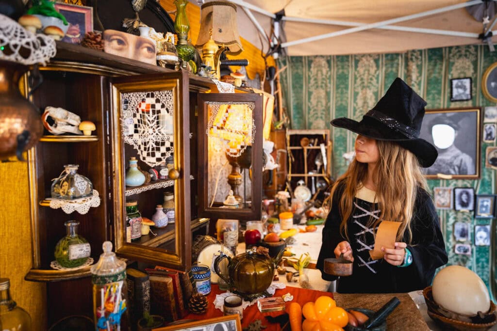 le stand de la sorcière vieille rachel à Villefranche-de-Conflent le jour de la fête des sorcières