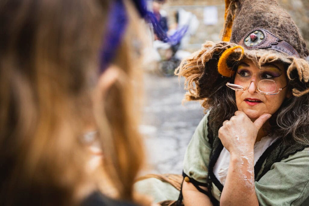 portrait de la sorcière la vieille Rachel à la fête des sorcières de Villefranche-de-Conflent