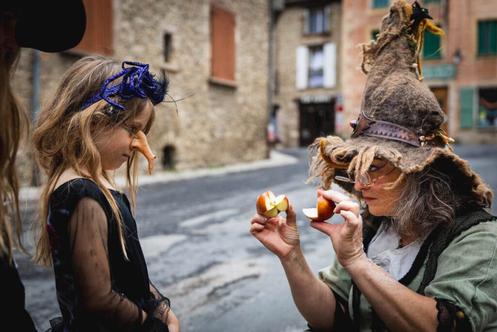 le coup de la pomme géométrique par la vieille Rachel, la sorcière de Villefranche-de-Conflent