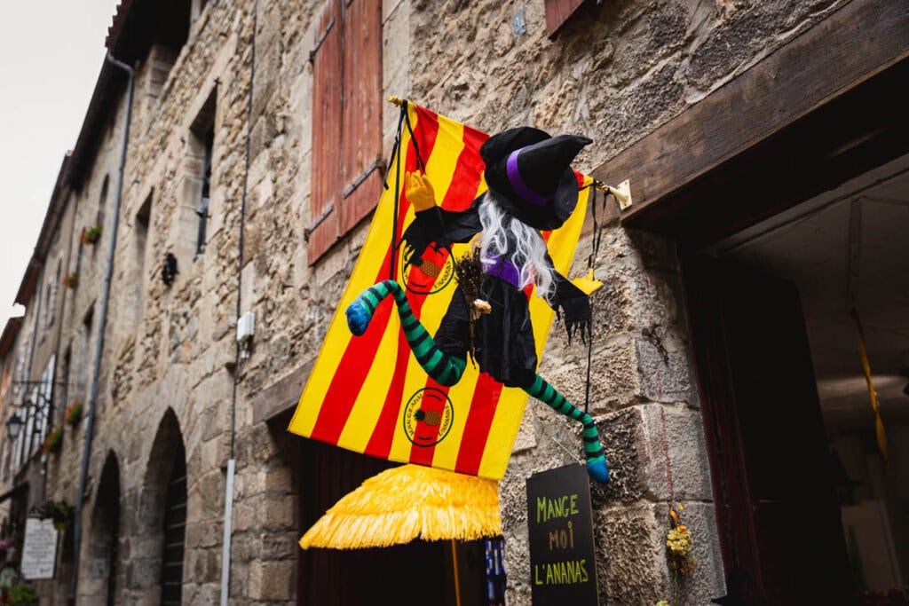 photo d'une sorcière écrasée sur un drapeau Catalan