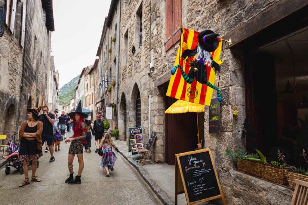 une ruelle de Villefranche-de-Conflent avec une sorcière écrasée sur un drapeau Catalan