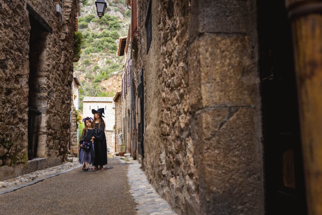 une ruelle de Villefranche-de-Conflent le jour de la fête des sorcières