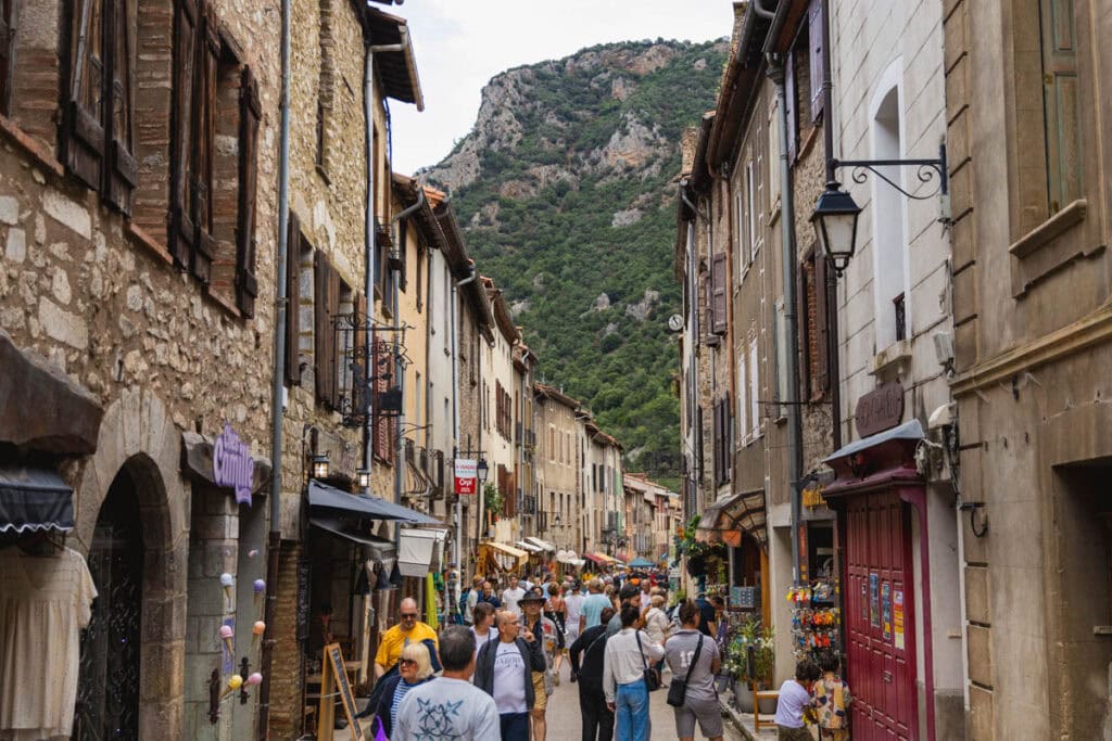 une ruelle Villefranche-de-Conflent le jour de la fête de la sorcière