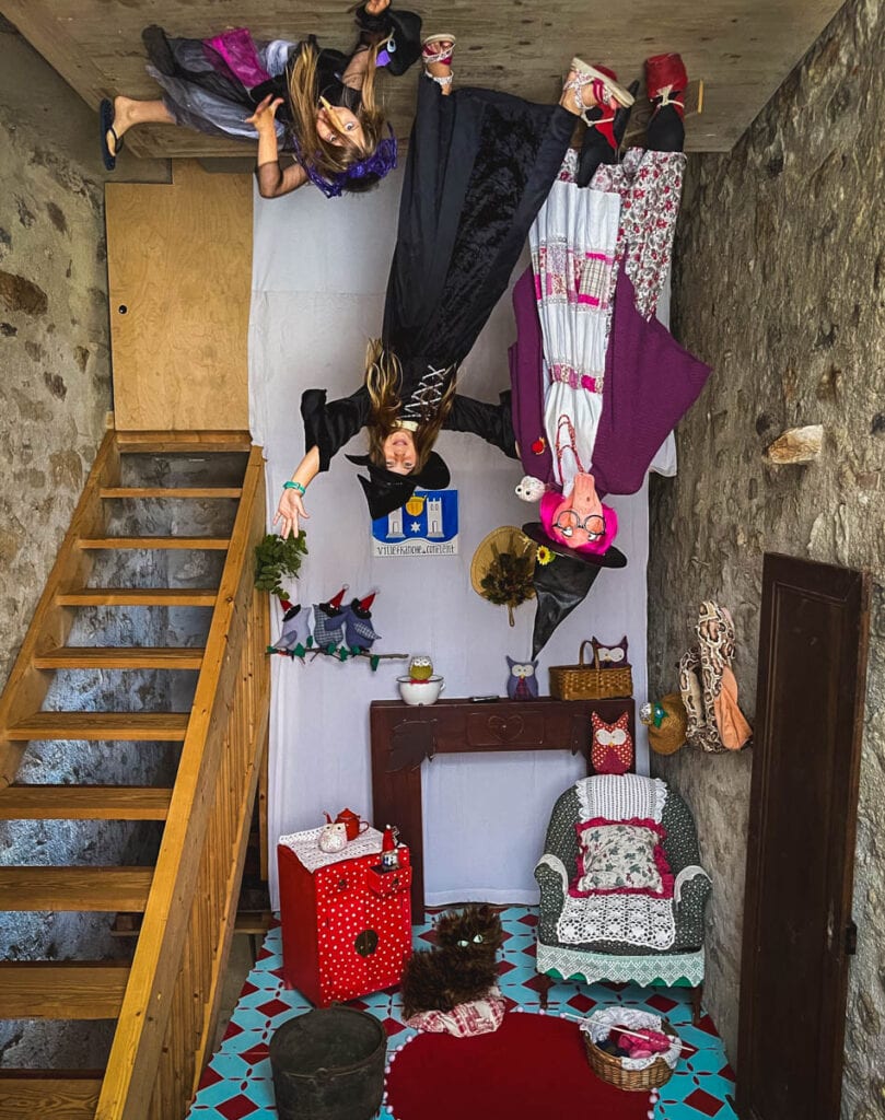 la maison à l'envers de la sorcière à Villefranche-de-Conflent, une occasion pour prendre une photo magique très facilement