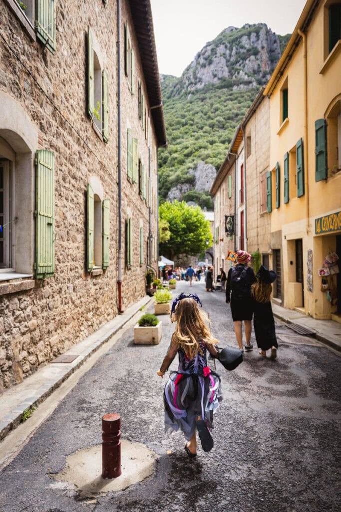 une ruelle de Villefranche-de-Conflent le jour de la fête des sorcières