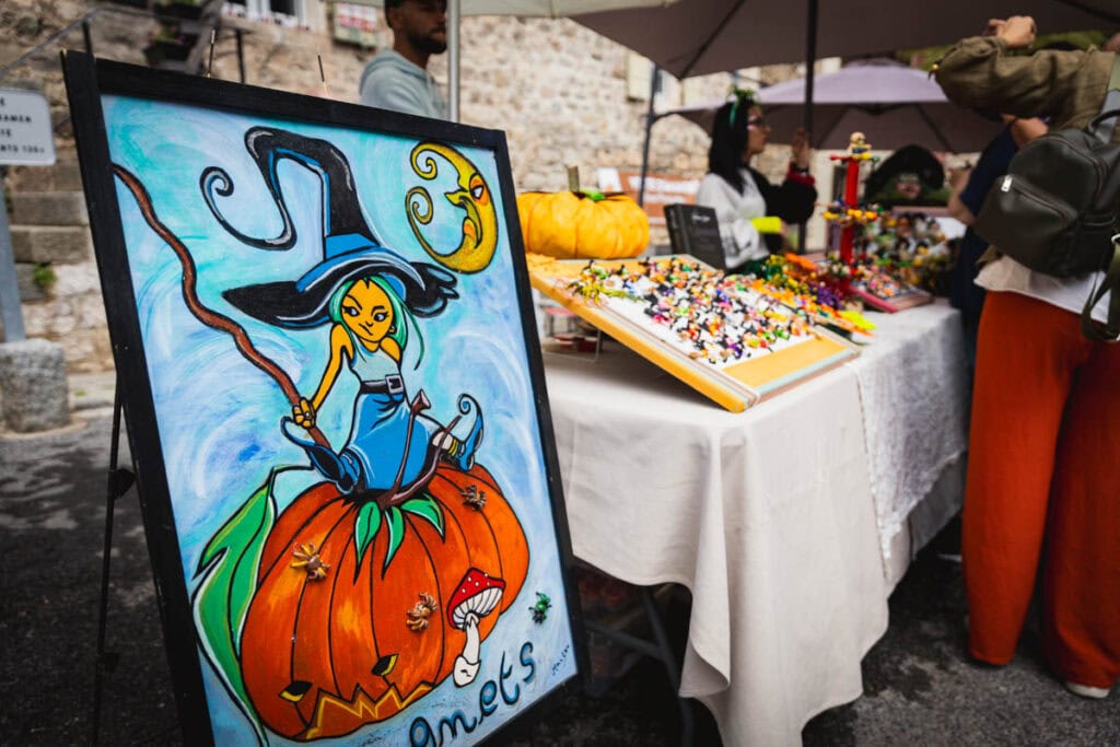 un stand d'accessoires sur le thème des sorcières à Villefranche-de-Conflent 