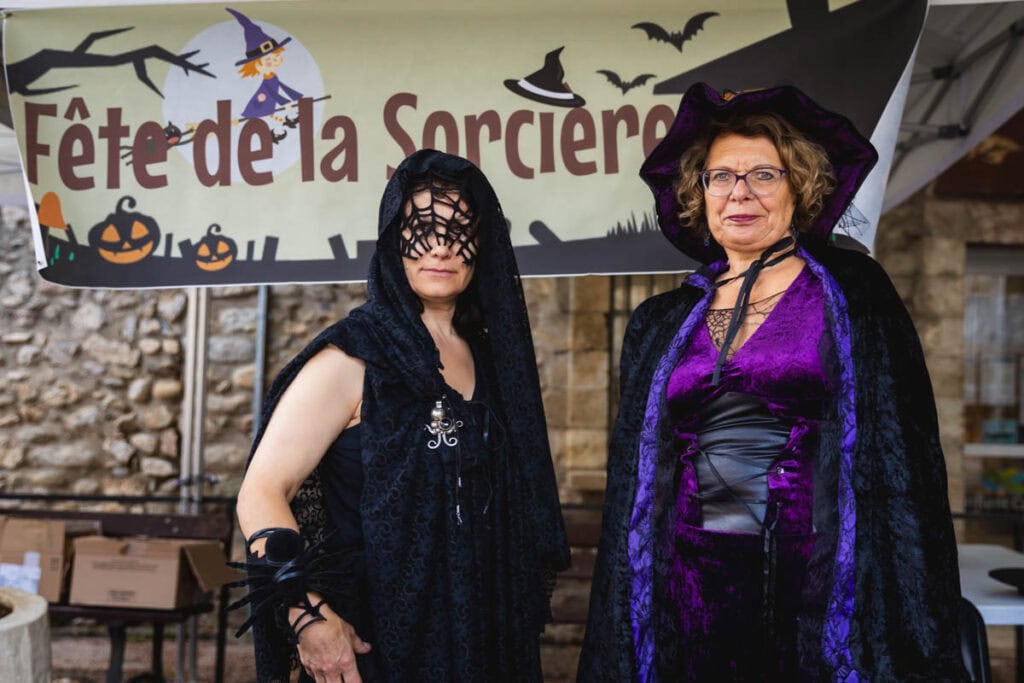 Des sorcières sont présentes pour vous accueillir à la fête de Villefranche-de-Conflent