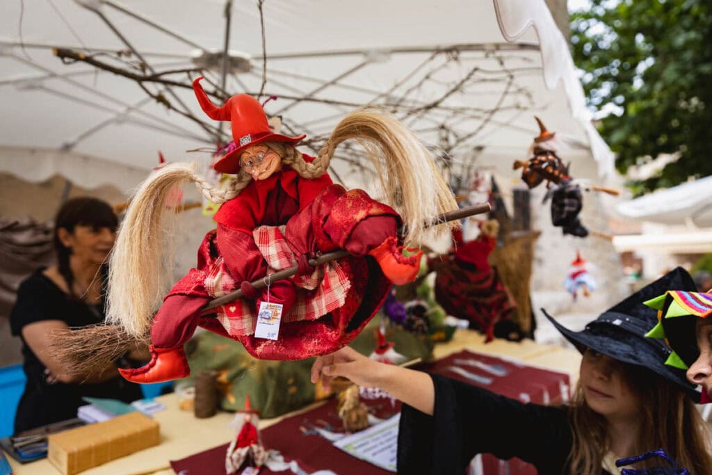 un stand de sorcières en décoration