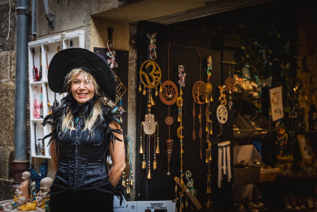 une sorcière devant sa boutique