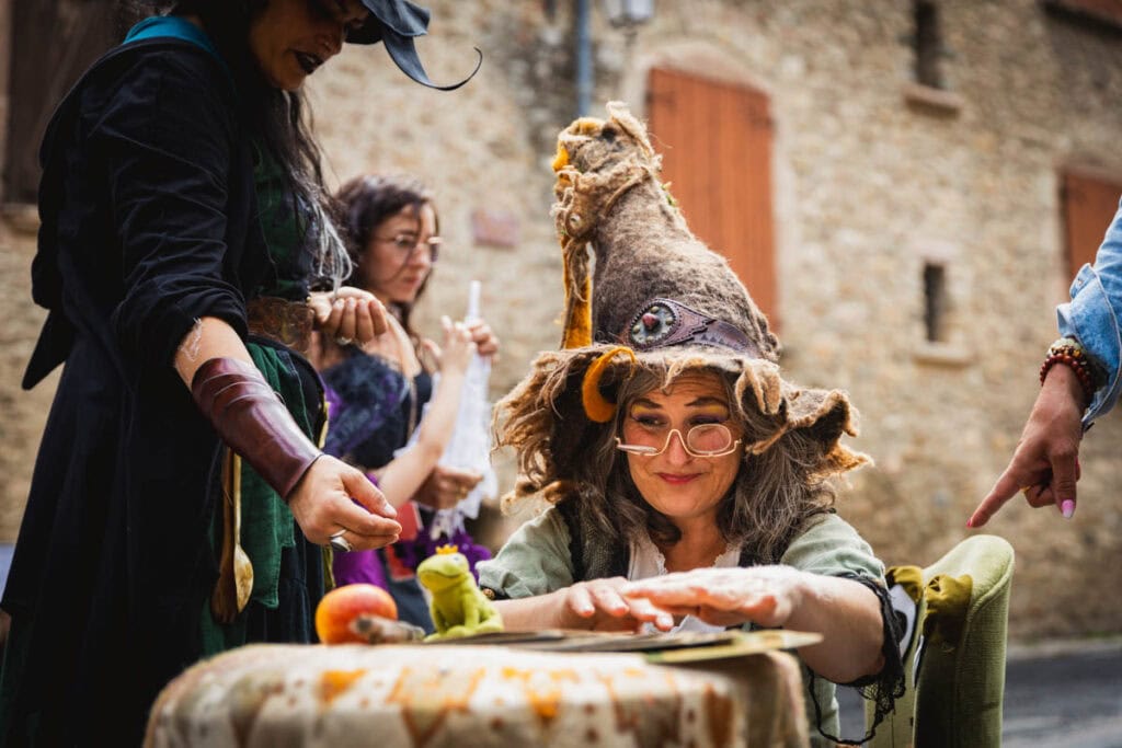 portrait de la sorcière vieille rachel à Villefranche-de-Conflent le jour de la fête des sorcières