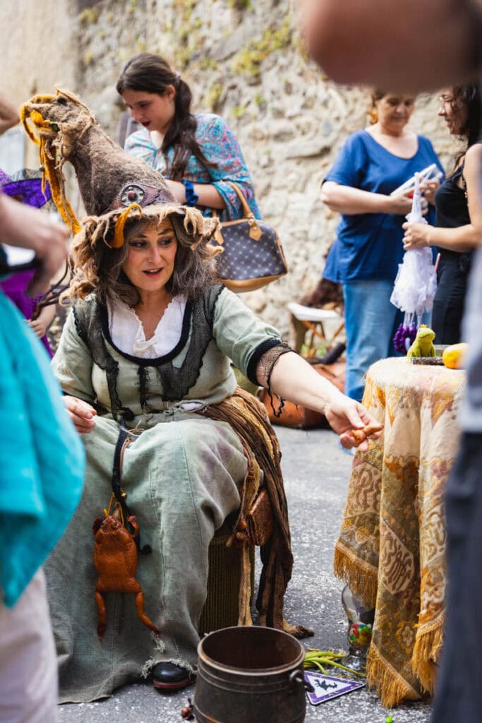 la sorcière vieille rachel à Villefranche-de-Conflent le jour de la fête des sorcières