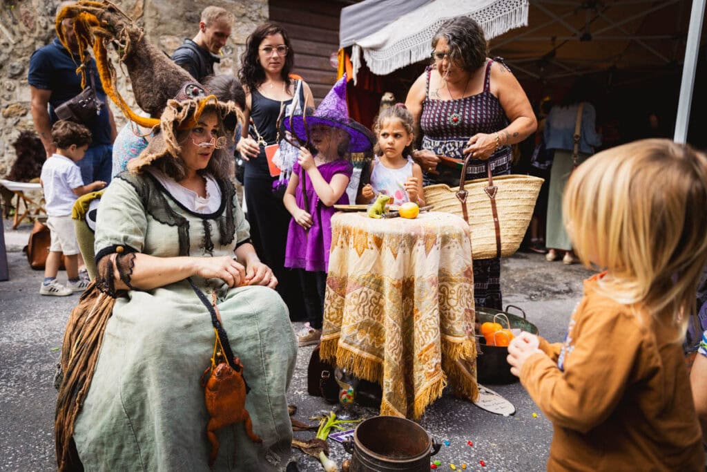 la sorcière vieille rachel à Villefranche-de-Conflent le jour de la fête des sorcières