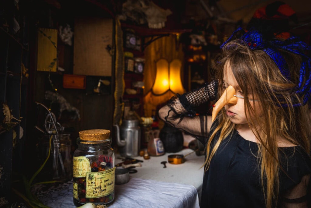 le stand de la sorcière vieille rachel à Villefranche-de-Conflent le jour de la fête des sorcières