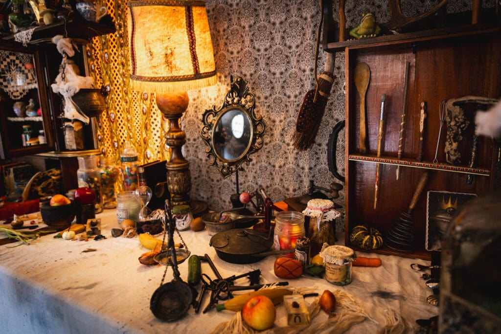 le stand de la sorcière vieille rachel à Villefranche-de-Conflent le jour de la fête des sorcières