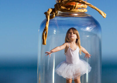 photo montage d'une petite fille en tutu dans un flacon